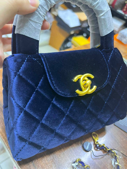 Chanel
100 dhs🇦🇪🇦🇪
with box
size 19×6×11cm

Zain42
♥️♥️♥️