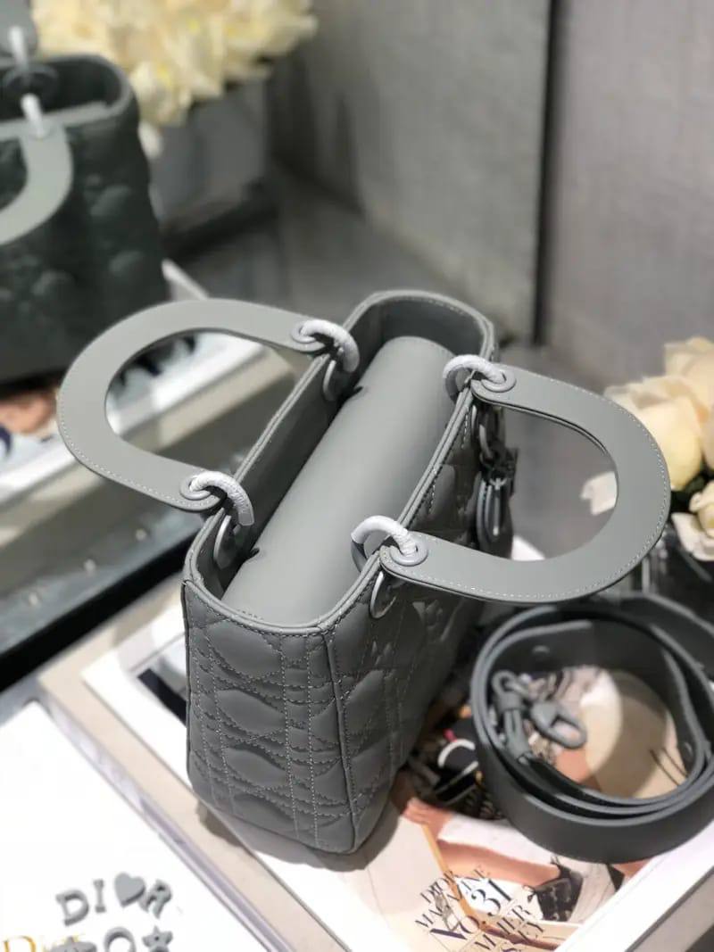 Dior
ᴍᴀᴛᴛᴇ ᴄᴏᴀᴛᴇᴅ ᴄᴏʟᴏʀ
ᴡɪᴛʜ ᴛᴡɪʟʟʏ / ʀɪʙʙᴏɴ
sɪᴢᴇ : 24 cm
ᴡɪᴛʜ BOX

120 dhs💛

Zain31
♥️♥️♥️