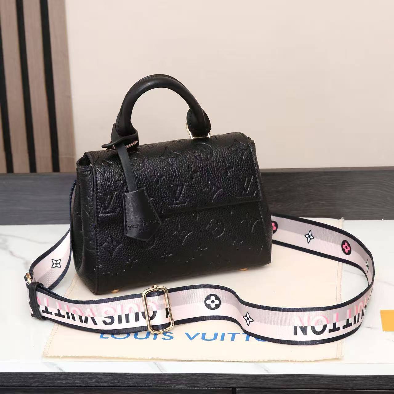 LV
with box
🎁🎁🎁

110 dhs🪙

Zain143
♥️♥️♥️