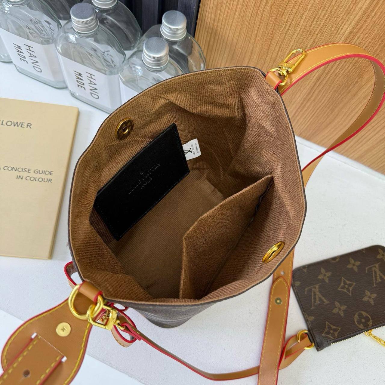LV
25*18*13cm
70 dhs❣️

Zain17
♥️♥️♥️