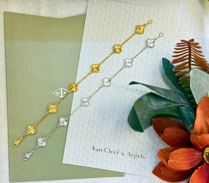 VCA
 *6 Motifs Bracelet* 
*90 dhs🇦🇪🇦🇪*   with  *NORMAL*  Box
*150 dhs🇦🇪🇦🇪* with  *ORIGINAL*  Box

Zain209
♥️♥️♥️