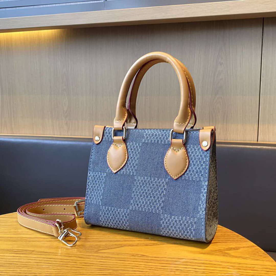 LV

Best quality 

with box
105 dhs🇦🇪🇦🇪

size 18CM

Zain290
♥️♥️♥️