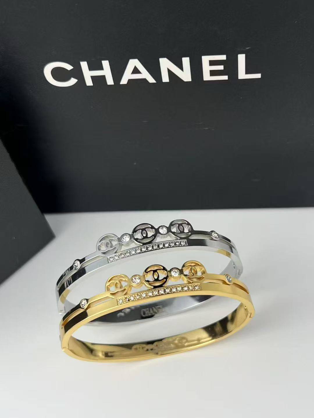 Bangle 🌊*
Stainless steel 💯
Non tarnish 💥
With black boxes 🗃️ 
20 dhs🪙🌨️
With normal boxes 📦 
And paper bag 🛍️
30 dhs🪙🌨️

Zain216
♥️♥️♥️