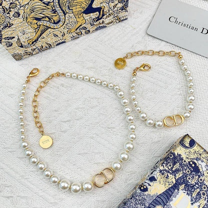 DIOR
  
   _*SET*_ 💎
      ⭐✨💫
110 dhs🌺
 *MASTER QUALITY*

With Box And Paper BAG 🎁🛍️

Zain89
♥️♥️♥️