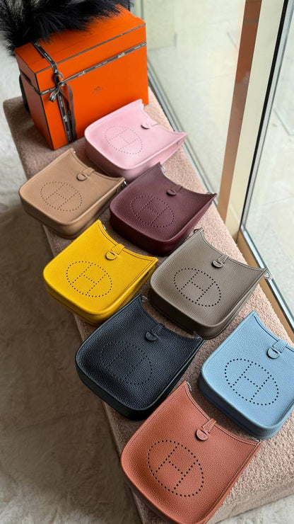 HERMES 🧡
MINI EVELYNE 16 cm
*with original packing*🎁
*HANDMADE*
For Price 👇 WTSP Text Zain 0568585901

Zain280
♥️♥️♥️