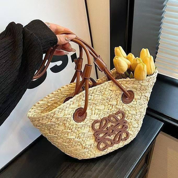 Loewe

36*20*12cm

60 dhs🗽

Zain17
♥️♥️♥️