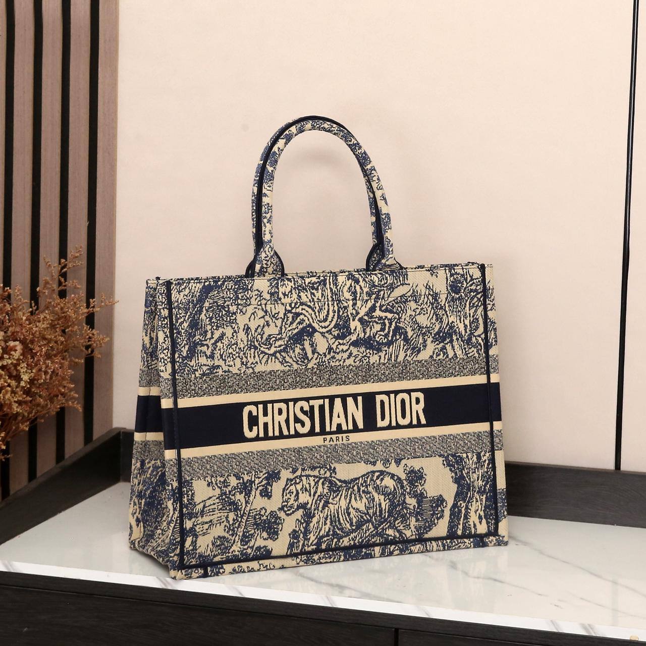 Dior

Good quality 

with box 🎁🎁🎁

115 dhs💓

Zain186
♥️♥️♥️