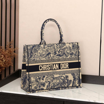 Dior

Good quality 

with box 🎁🎁🎁

115 dhs💓

Zain186
♥️♥️♥️