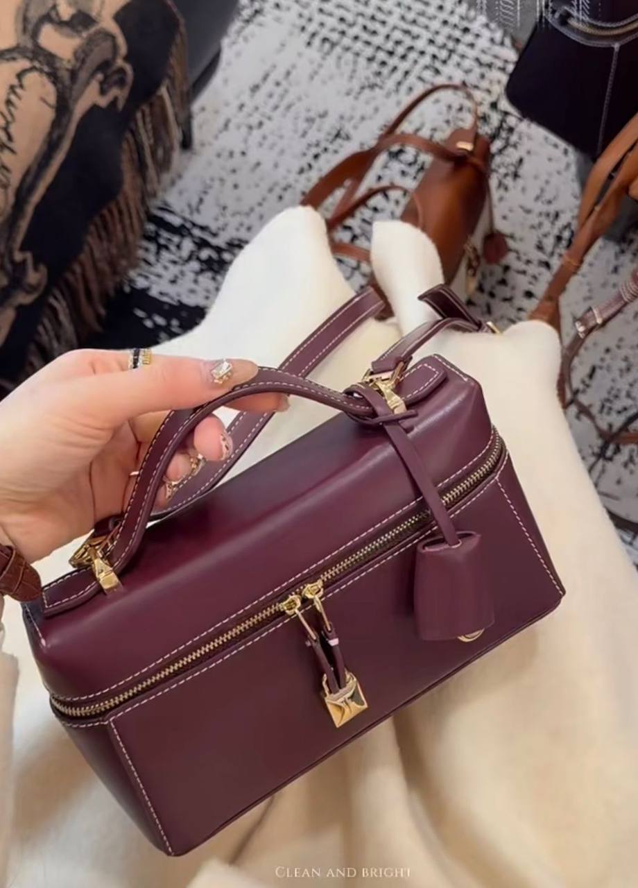 Loro Piana
100 dhs✅
Good-quality 

with box
🎁🎁🎁

Zain35
♥️♥️♥️