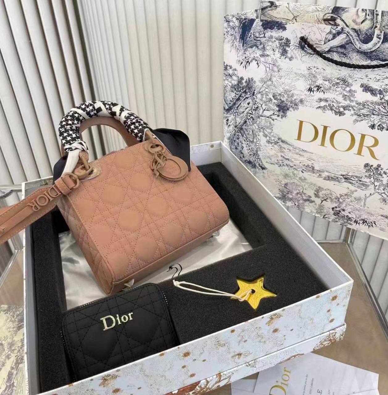 DIOR 
 GOOD QUALITY 
FULL SET WITH BOX 
130 dhs💛

Zain295
♥️♥️♥️