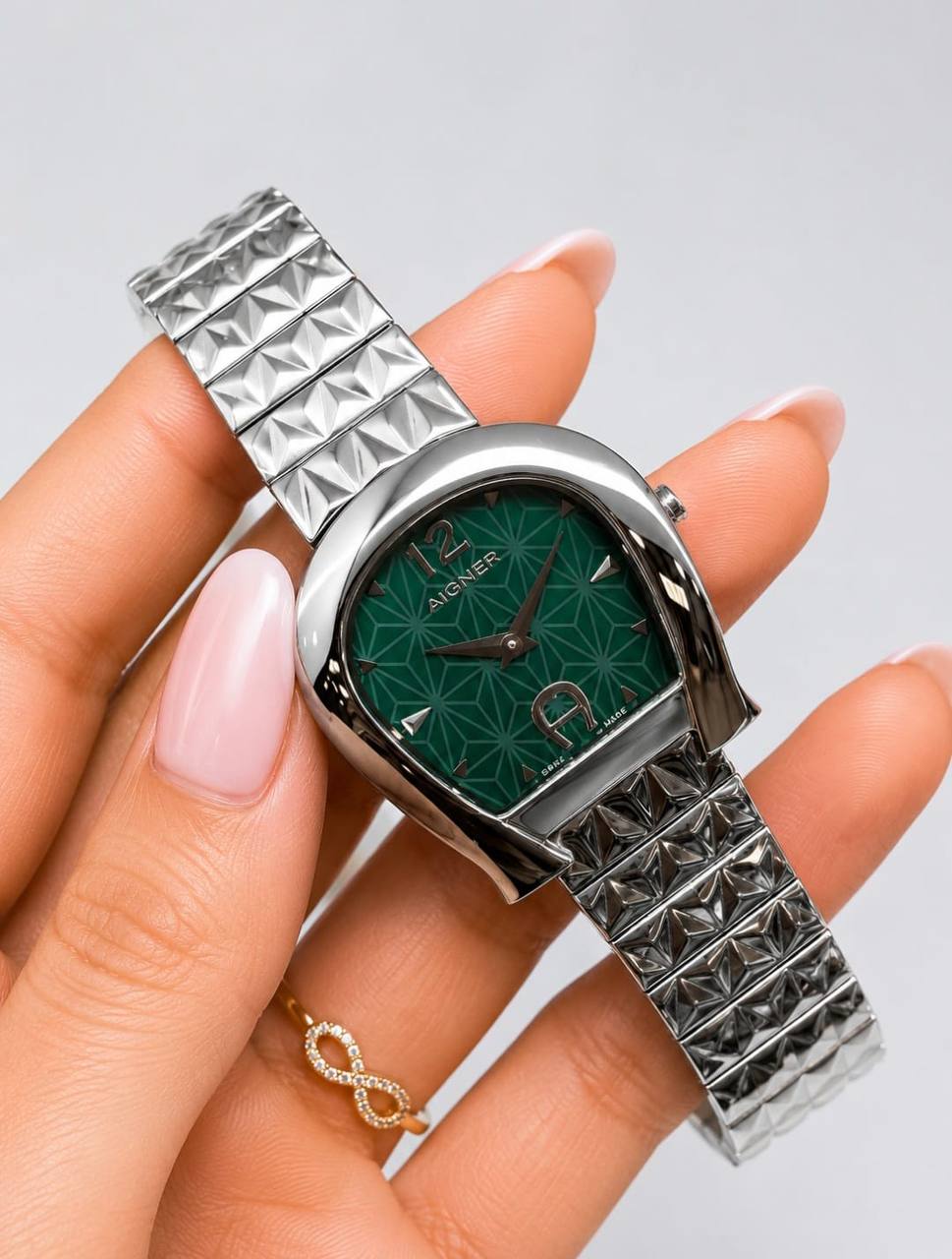 Aigner watch for ladies good quality 
270 dhs✅

Zain59
♥️♥️♥️