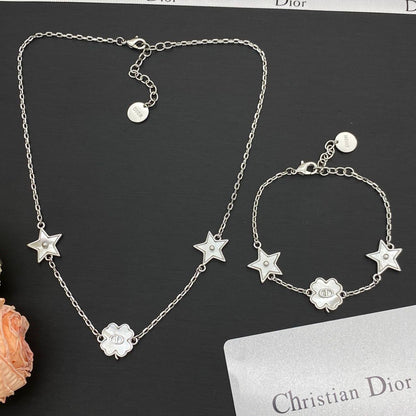 Dior set❤️‍🔥*
Necklace 🍁
Earring🦋
Bracelet ✨
Ring 💍 free size 
Master quality 💯
With normal boxes 📦 
165 dhs✅
With master box 🗃️ 
180 dhs✅

Zain216
♥️♥️♥️