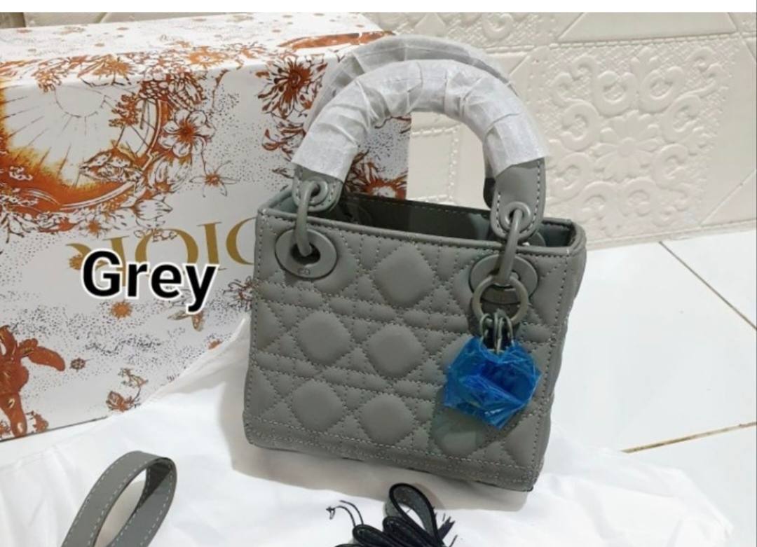Dior
high quality
120 dhs🇦🇪🇦🇪
with box

Zain143
♥️♥️♥️