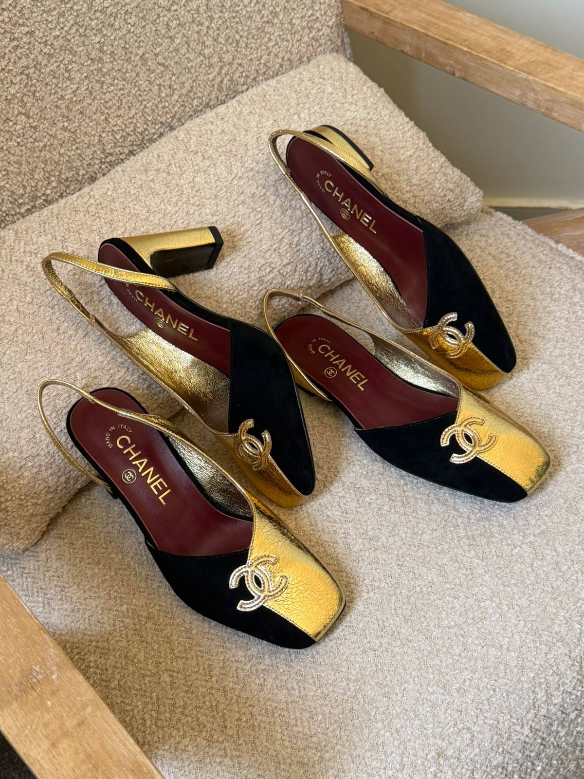Chanel

𝐀𝐯𝐚𝐢𝐥𝐚𝐛𝐥𝐞 𝐍𝐨𝐰
𝐒𝐢𝐳𝐞𝐬: 𝟑𝟔 — 𝟒𝟏
500 dhs🇦🇪🇦🇪

Zain298
♥️♥️♥️