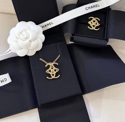 CHANEL 
Necklace 💥
Earring 🦋
Ring 💍 available size👇
6,7,8
Master quality 💯
With normal boxes 🗃️ 
150 dhs🇦🇪🇦🇪

With master box 📦 
170 dhs🇦🇪🇦🇪

Zain216
♥️♥️♥️