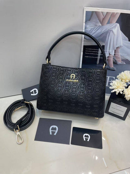 Aigner 
Size:21cm
without box 
95 dhs🪙🌨️

Zain148
♥️♥️♥️