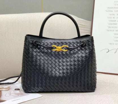BOTTEGA 

NEW CAME 

HIGH QUALITY 

120  DHS……
32cm

Zain39
♥️♥️♥️