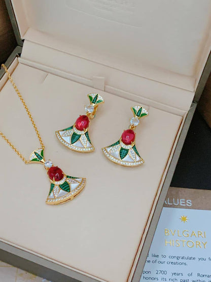 Bvlgari SET
NECKLACE EARRINGS 
190 dhs🪙🌺

Zain89
♥️♥️♥️