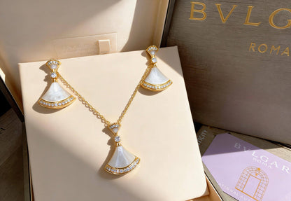 BVLGARI SET 
MASTER 
NECKLACE EARRINGS

125 dhs🇦🇪🇦🇪

WITH BOX AND PAPER BAG🎁🛍️

Zain89
♥️♥️♥️