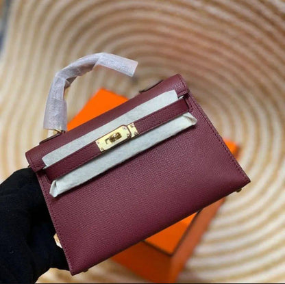 Hermes 

22cm 

90 dhs✅

with box 🎁🎁🎁

2belt with chain

Zain72
♥️♥️♥️