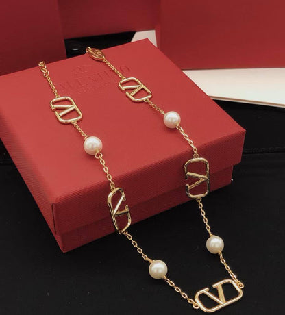 valntino🦋*
Necklace ❤️
Earring 🦋
Master quality 💯
With normal boxes 📦 
115 dhs🪙💚

Zain216
♥️♥️♥️