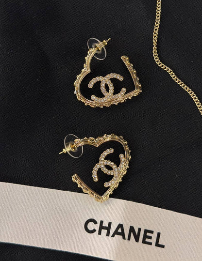 CHANEL*  🖤
* Necklace & Earing ⬆️
* ⁠↗️ *Super Master Quality ®️*
Set (Necklace with Earings)
*170 dhs🪙🌨️* with *Normal* Box & Bag
*230 dhs🪙🌨️* with *Orignal* Packing 

Zain209
♥️♥️♥️