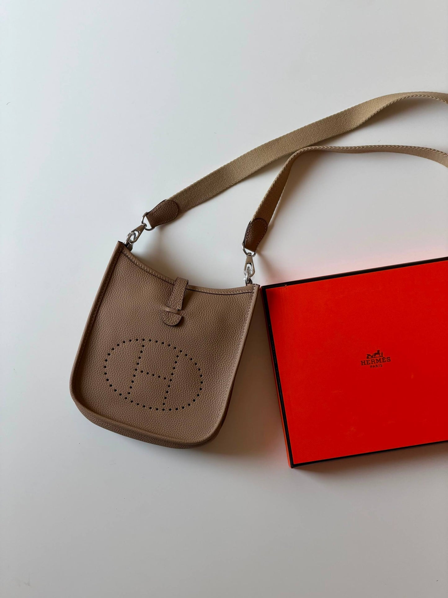 Hermes evelyne 16cm💥Master quality ✅with box 📦 
290 dhs🇦🇪🇦🇪

Zain52
♥️♥️♥️