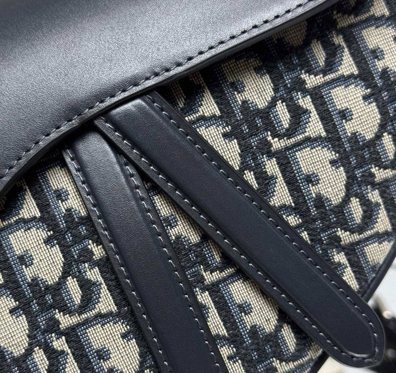 DIOR 
 HIGH QUALITY 
WITH BOX 
🎁🎁🎁

120 dhs✅

Zain39
♥️♥️♥️