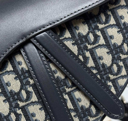 DIOR 
 HIGH QUALITY 
WITH BOX 
🎁🎁🎁

120 dhs✅

Zain39
♥️♥️♥️