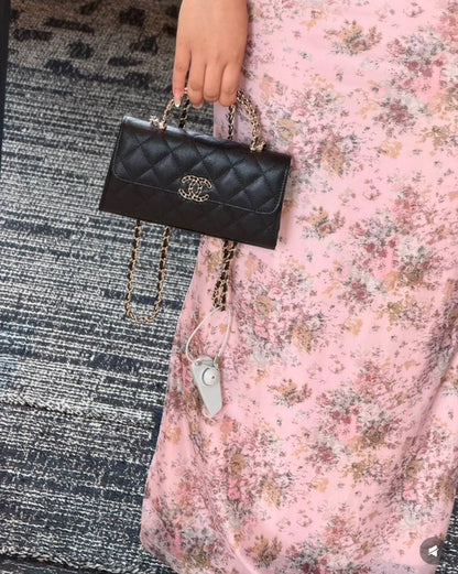 Chanel
105 dhs🇦🇪🇦🇪
good-quality with box 

Zain35
♥️♥️♥️