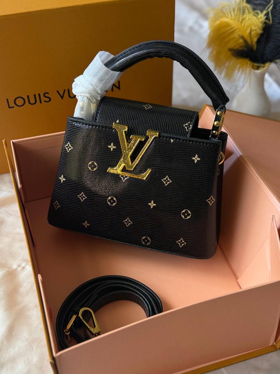 Available Again✨✨✨
LV
21cm
350 dhs🪙💕
Top quality 
With box💝

Zain167
♥️♥️♥️