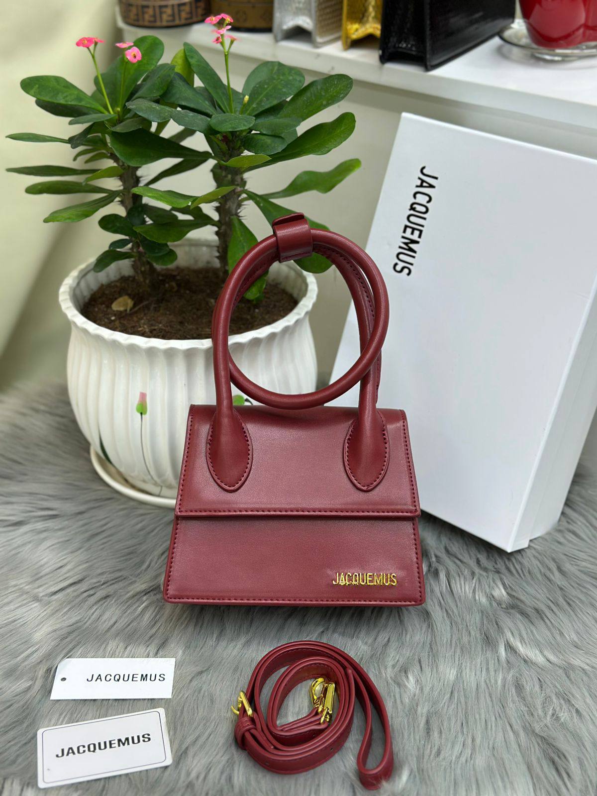 FENDI
SIZE  ……… 27 CM 🥰
95 dhs❣️
with BOX🌷

Zain51
♥️♥️♥️