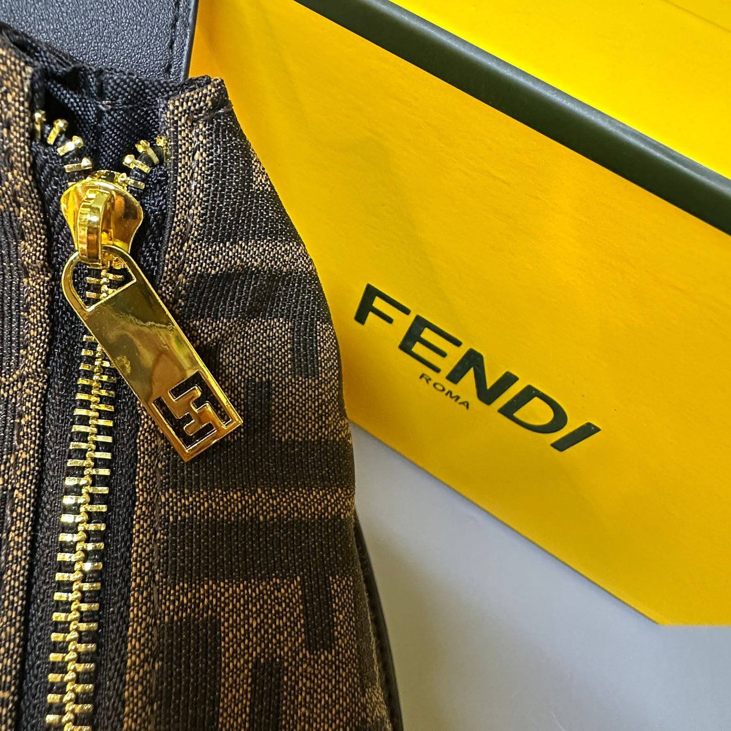 FENDI 
GOOD QUALITY 
WITH BOX 
100 dhs🇦🇪🇦🇪

Zain295
♥️♥️♥️