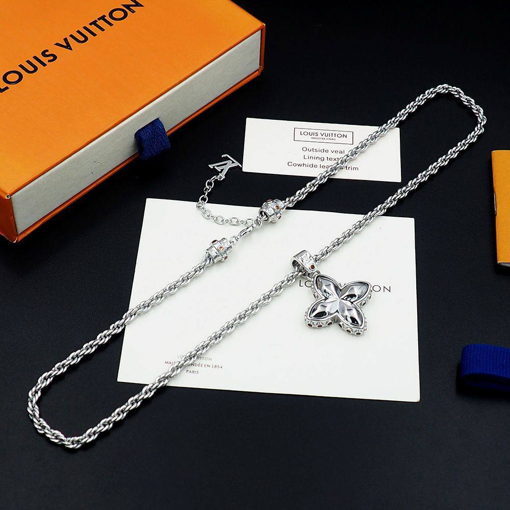 LV ❤️‍🔥*
Necklace🦋
Master quality 💯
With normal boxes 📦 
60 dhs💓
With master box 🗃️ 
80 dhs💓

Zain216
♥️♥️♥️