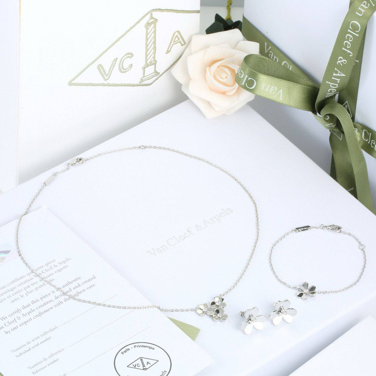 SET VCA 
Necklace Bracelet Earrings 
120 dhs🪙💕

Zain89
♥️♥️♥️