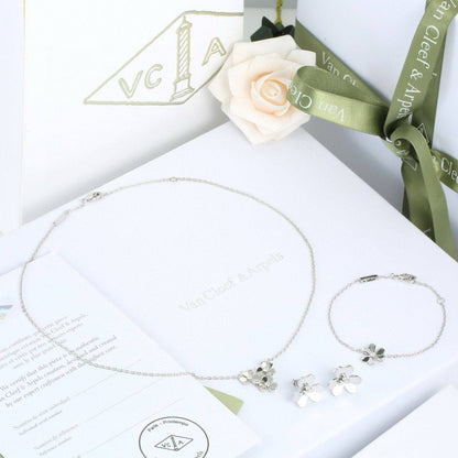 SET VCA 
Necklace Bracelet Earrings 
120 dhs🪙💕

Zain89
♥️♥️♥️