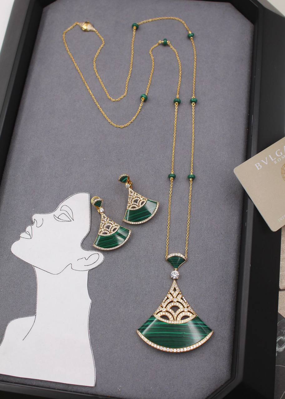 Bvlgari ✨⭐️🌟
DIVAS’ DREAM Necklace & Earrings 
🆕🎉🥳🎊🆕
↗️ *# Master Quality ®️*

Necklace with earrings 
*340 dhs🪙💕* with normal box 
Earings 180 dhs🪙💕
Necklace 180 dhs🪙💕

Zain106
♥️♥️♥️