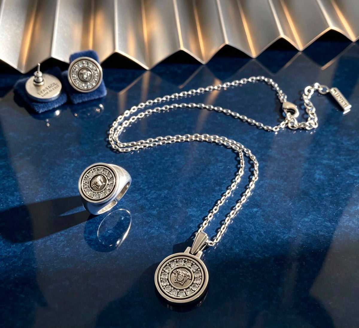 Versace set
Necklace 
Earrings 
Ring 💍 
Master quality 

125 dhs🇦🇪
normal box 📦

Zain48
♥️♥️♥️