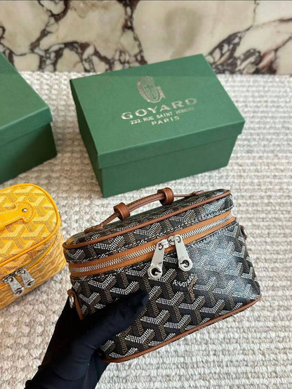 Goyard
95 dhs🪙🌨️
SIZE：18×10×12cm
Good quality 

with box
🎁🎁🎁

Zain35
♥️♥️♥️