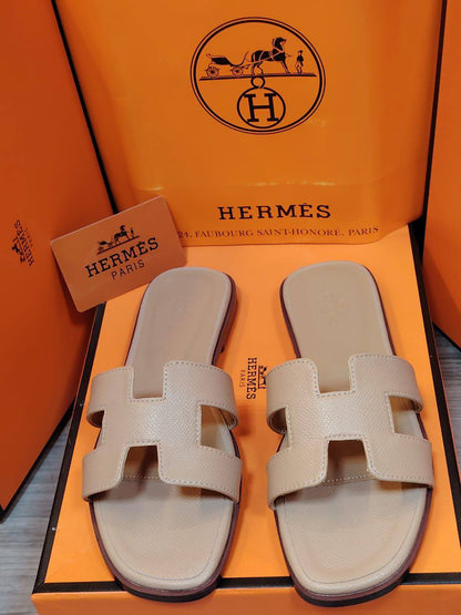 Hermes Flat Slippers
Size 36 To 41
90 dhs💓

Zain16
♥️♥️♥️
