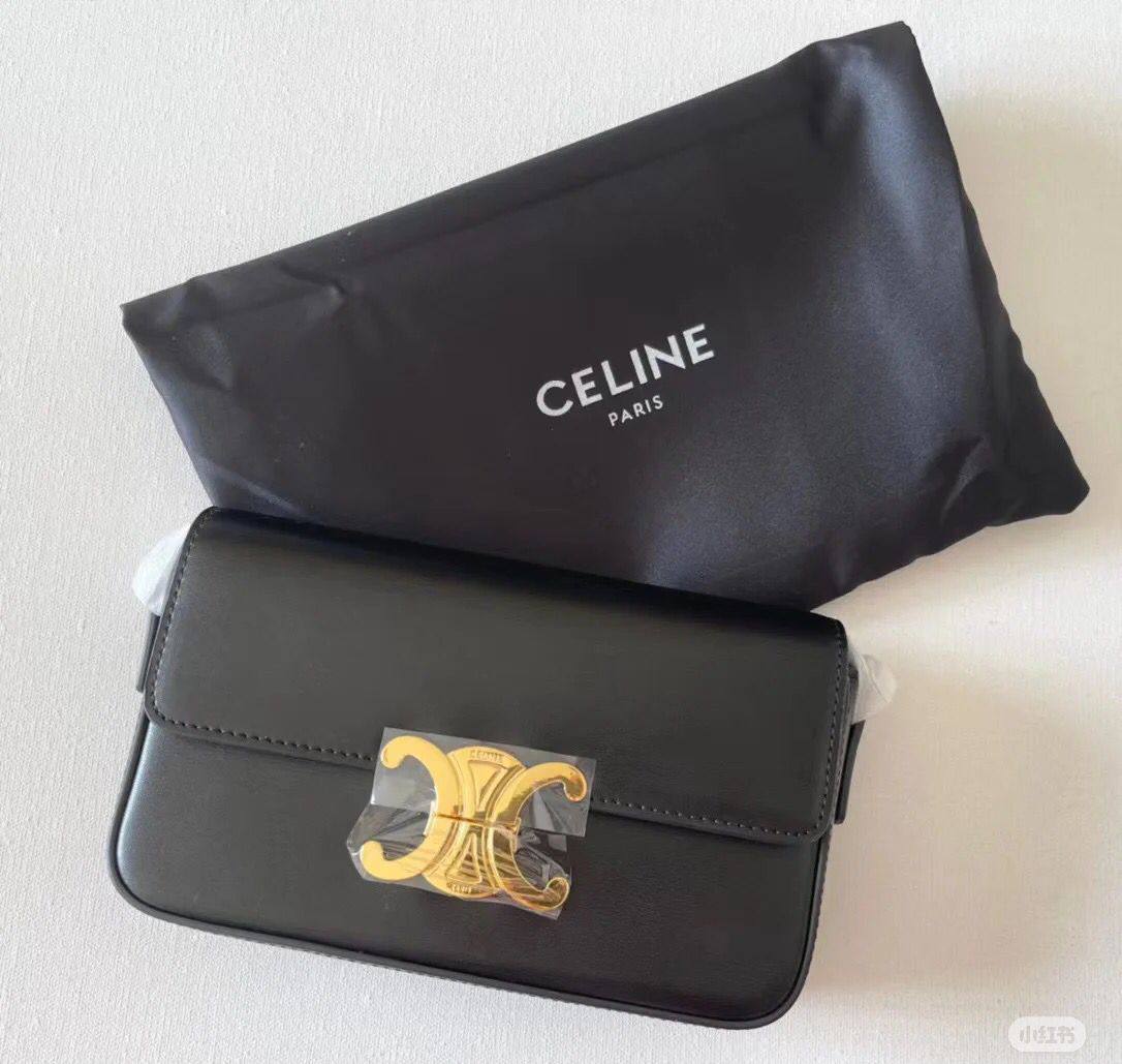 Celine
90 dhs🪙🖤

size:22cm 

with box
🎁🎁🎁

Zain07
♥️♥️♥️