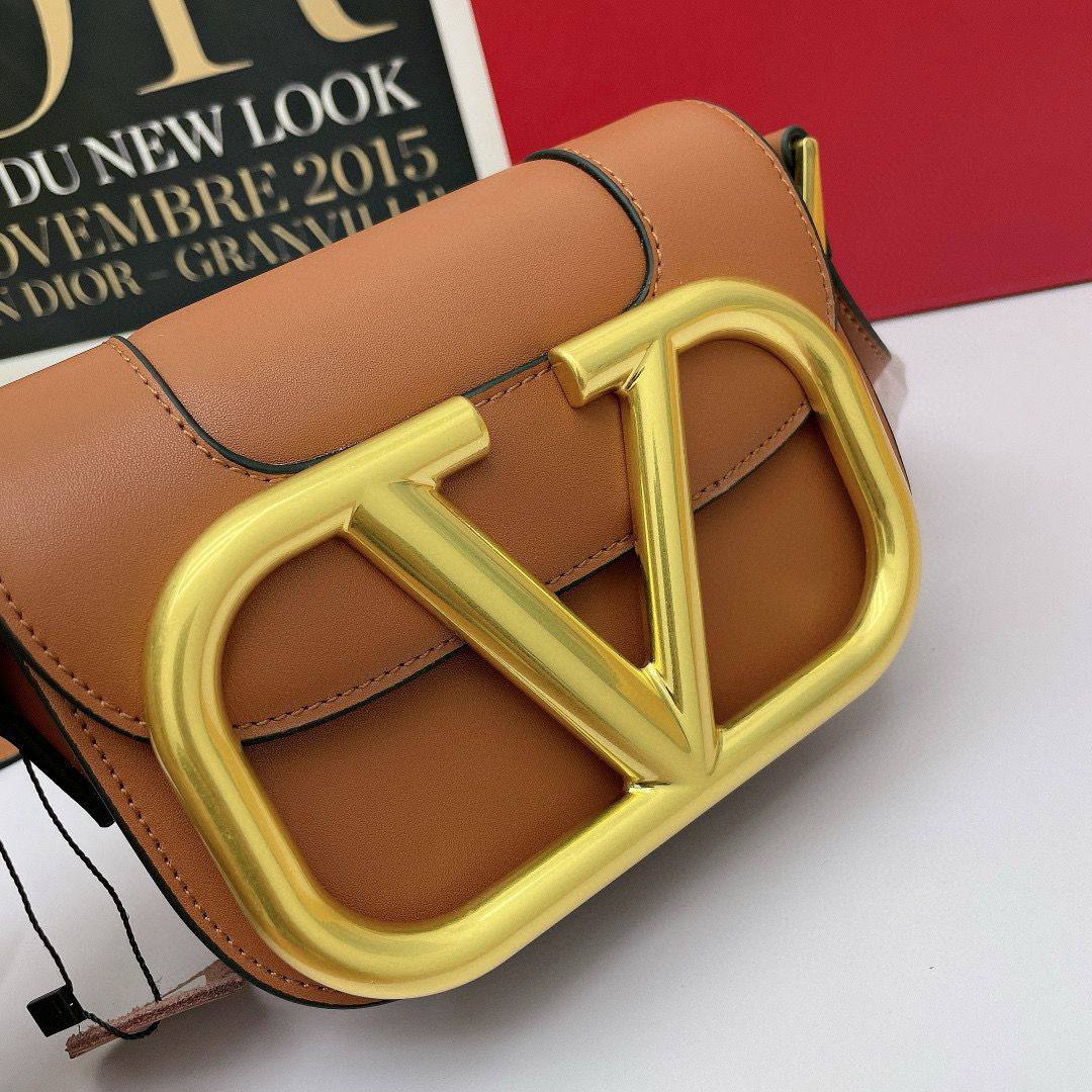 VALENTINO 

COPY ONE NEW CAME 

WITHBOX 
🎁🎁🎁

130 dhs🪙🖤

Zain39
♥️♥️♥️