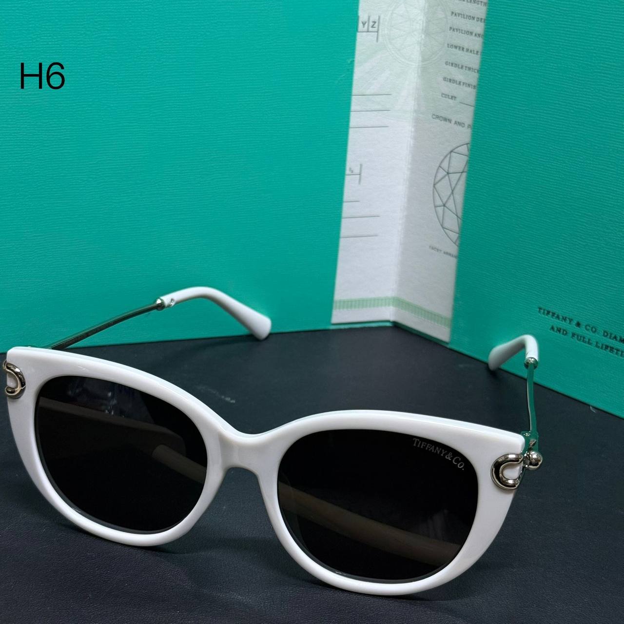 Tiffany ❤️‍🔥*
Sunglasses 🕶️ 
Copy one❣️
good quality 💯
With master box 🗃️ 
50 dhs❤️

Zain216
♥️♥️♥️