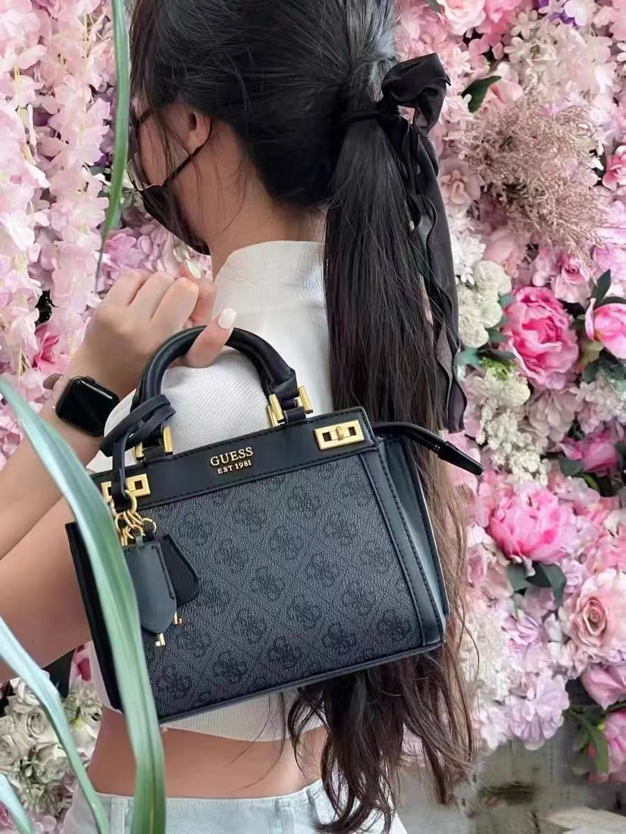 Guess
95 dhs🪙💕
high quality

Zain26
♥️♥️♥️