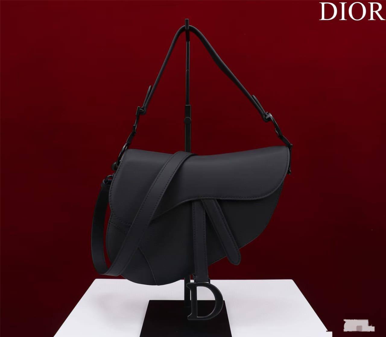 Dior
100 dhs✅
small size:19*5.5*15.5
Wear leather shoulder straps

110 dhs✅
Big size:25*6.5*19
Knitted shoulder straps
with box
Good quality, all hardware is thickened

Zain07
🌺🌺🌺