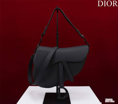 Dior
100 dhs✅
small size:19*5.5*15.5
Wear leather shoulder straps

110 dhs✅
Big size:25*6.5*19
Knitted shoulder straps
with box
Good quality, all hardware is thickened

Zain07
🌺🌺🌺