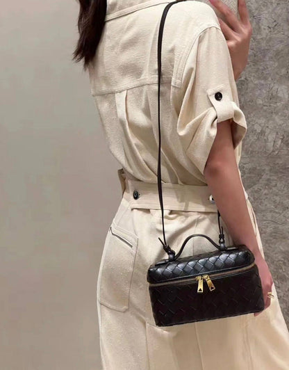BOTTEGA VENETA 

NEW CAME 

GOOD QUALITY 

ORIGINAL DESIGN  
WITH BOX 
90 dhs🇦🇪🇦🇪

Zain295
Zain17
♥️♥️♥️