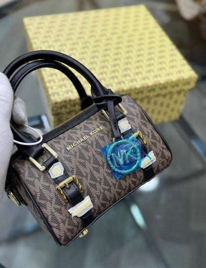 Mk 
19cmx14cmx8cm 

85 dhs✅

 with box
🎁🎁🎁

Zain72
♥️♥️♥️