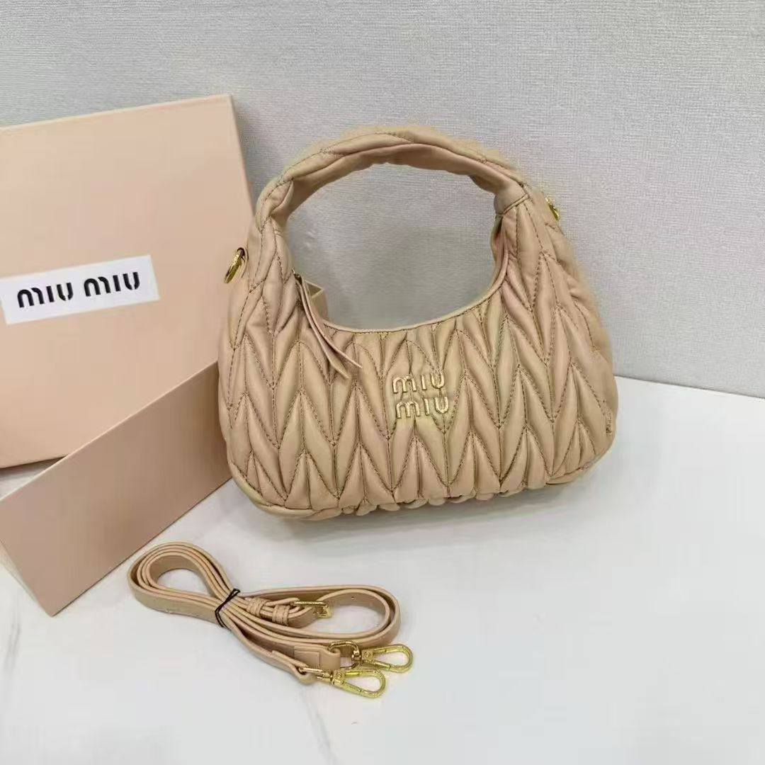 Miu Miu

with box
🎁🎁🎁

95 dhs🪙🌨️

Zain177
♥️♥️♥️