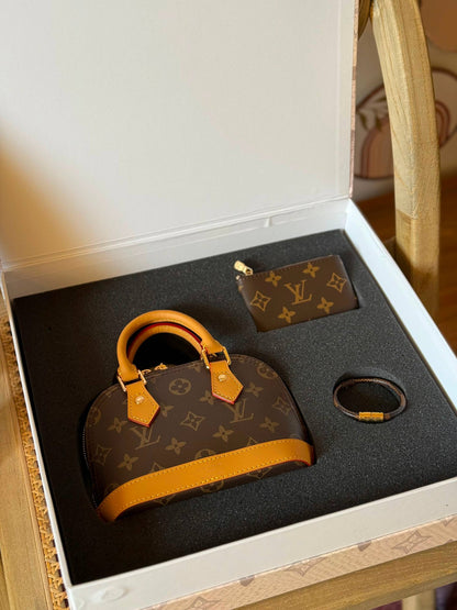 New Collection✨✨✨
LV
17cm
390 dhs✅
*FULL SETT(GIFT BOX)*😍😍
*MASTER QUALITY*
With box

Zain167
♥️♥️♥️